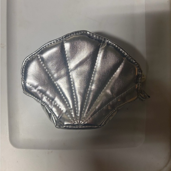 Silver Shell-Shaped Pouch - Picture 1 of 3